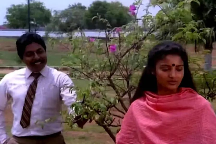 ‘ആൾക്കൂട്ടത്തിൽ അഭിനയിക്കാൻ ചമ്മലുള്ളയാളാണ് ശ്രീനി, പക്ഷെ ഷൂട്ട് തുടങ്ങിയപ്പോൾ കഥ മാറി’