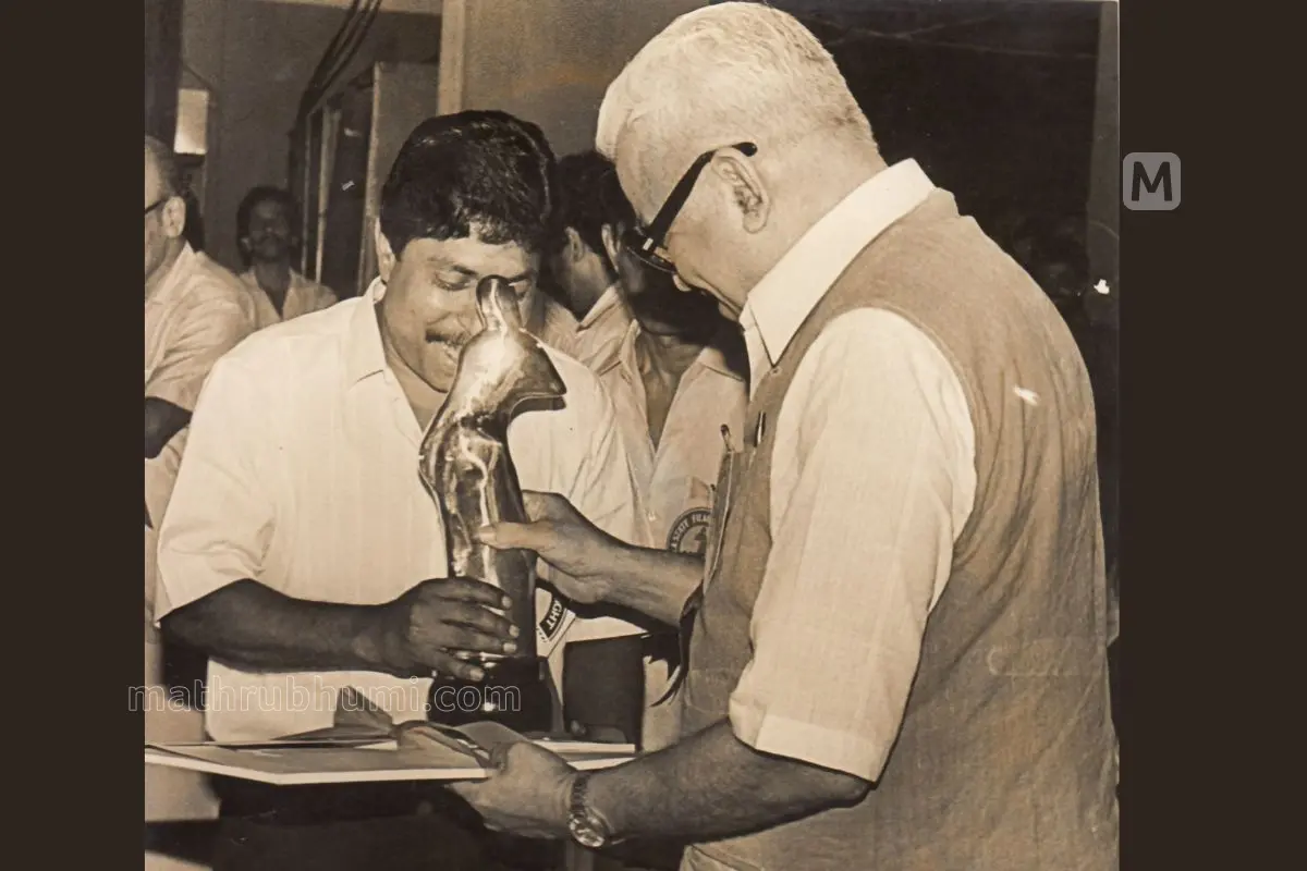 Sreenivasan receives state film award 1989 for best film (Vadakkunokkiyantram) from EK Nayanar | Photo: Mathrubhumi Archives