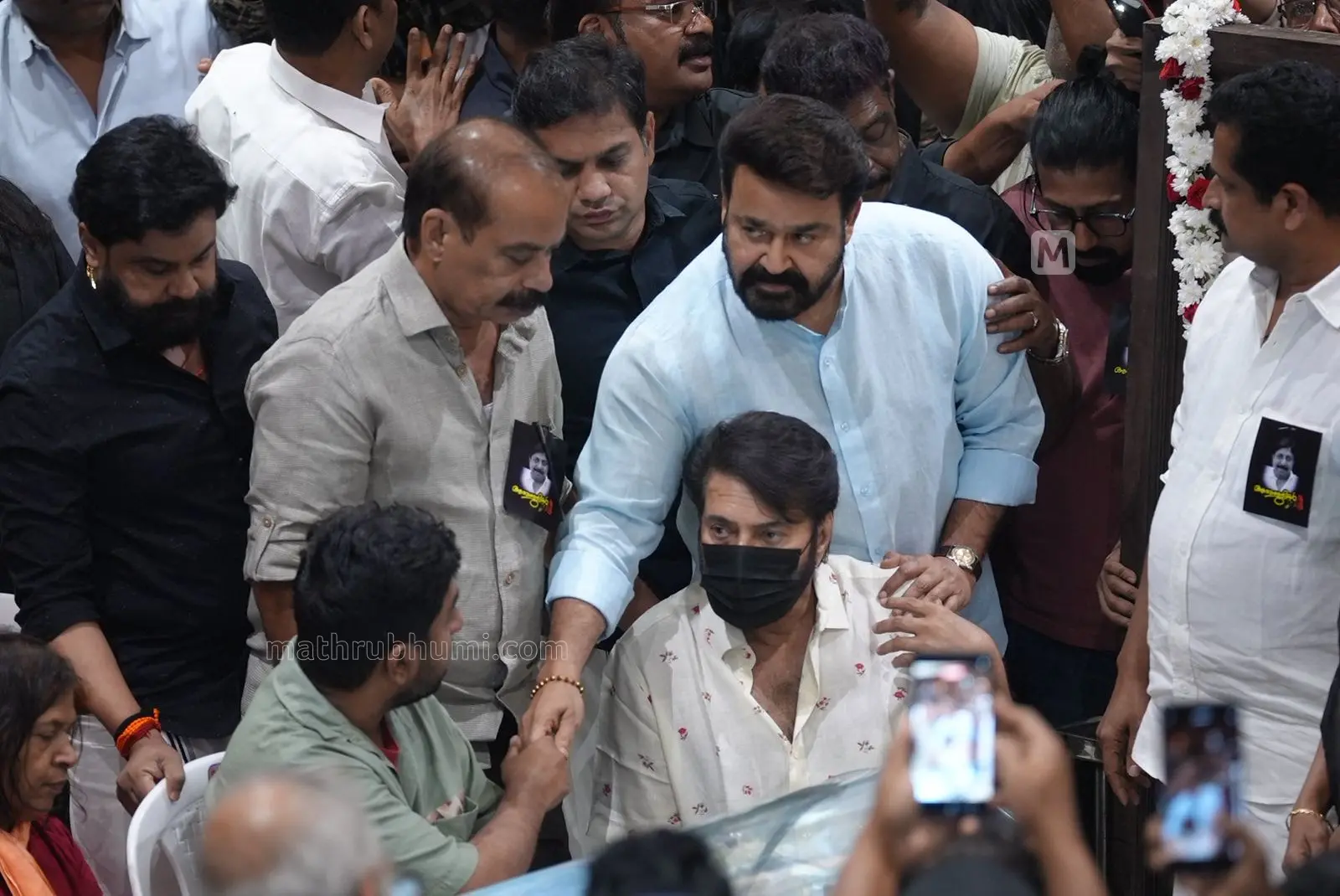 മമ്മൂട്ടി, മോഹൻലാൽ, സത്യൻ അന്തിക്കാട്, വിനീത് ശ്രീനിവാസൻ എന്നിവർ മൃതദേഹത്തിനരികെ | ഫോട്ടോ: ആകാശ് എസ്. മനോജ് / മാതൃഭൂമി ഡോട്ട്കോം