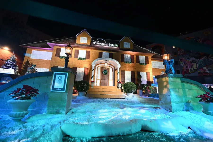 A life-size ‘Home Alone’ gingerbread house smashes Guinness mark in LA | VIDEO