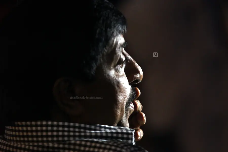 ‘സംഭാഷണങ്ങളിൽ നിറയെ മൗനമായിരുന്നു, മുറിവേറ്റ രണ്ട് മനുഷ്യർ മുറിവുകൾ തുറന്ന് വെച്ച് അവിടെ ഇരുന്നു’
