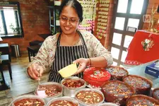ഫോറസ്റ്റ് കെയ്ക്കുകളുടെ കാലം കഴിഞ്ഞു; ക്രിസ്മസ് വിപണിയിൽ 'ബൺ മസ്ക' തരംഗം!