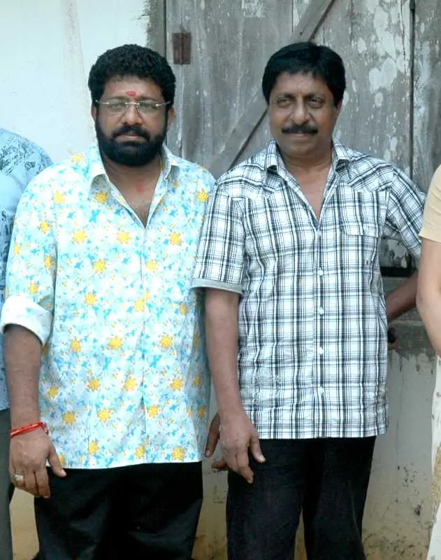 മകന്റെ അച്ഛന് എന്ന സിനിമയുടെ ലൊക്കേഷനില് വി.എം വിനുവും ശ്രീനിവാസനും | Photo: Mathrubhumi