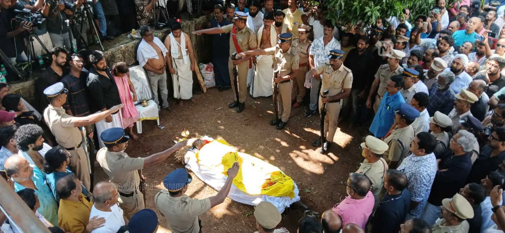 ശ്രീനിവാസന് ഔദ്യോഗിക ബഹുമതി അര്‍പ്പിക്കുന്നു| ഫോട്ടോ: അഭിലാഷ് ചിറക്കടവ്‌