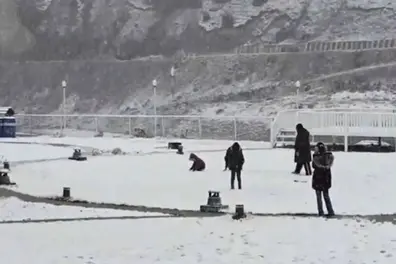 Kashmir wakes to season’s first snow as Chillai Kalan begins; temperatures take a sharp dip | WATCH