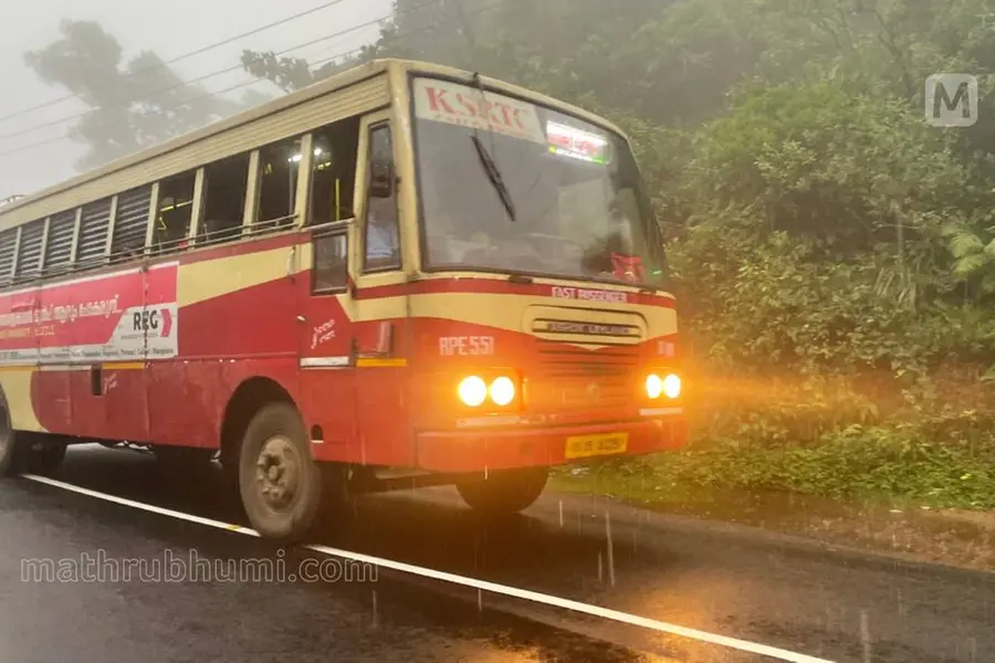 രാത്രിയിൽ യാത്രക്കാരെ സ്‍റ്റോപ്പിലിറക്കിയില്ല; KSRTC കണ്ടക്ടറെ പിരിച്ചുവിട്ടു