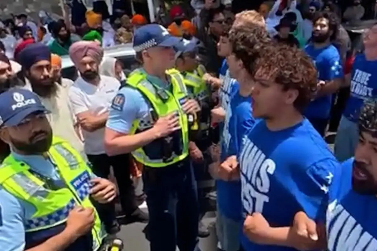 Police form a human barrier as Christian protesters confront a Sikh parade in South Auckland, New Zealand, triggering a controversy over religious freedom and the Indian diaspora. Photo: X