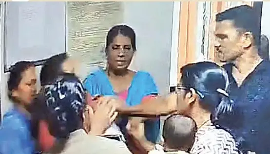 എറണാകുളം നോര്ത്ത് പോലീസ് സ്റ്റേഷനില് ഗര്ഭിണിയായ സ്ത്രിയുടെ മുഖത്തടിക്കുന്ന സിസിടിവി ദൃശ്യം