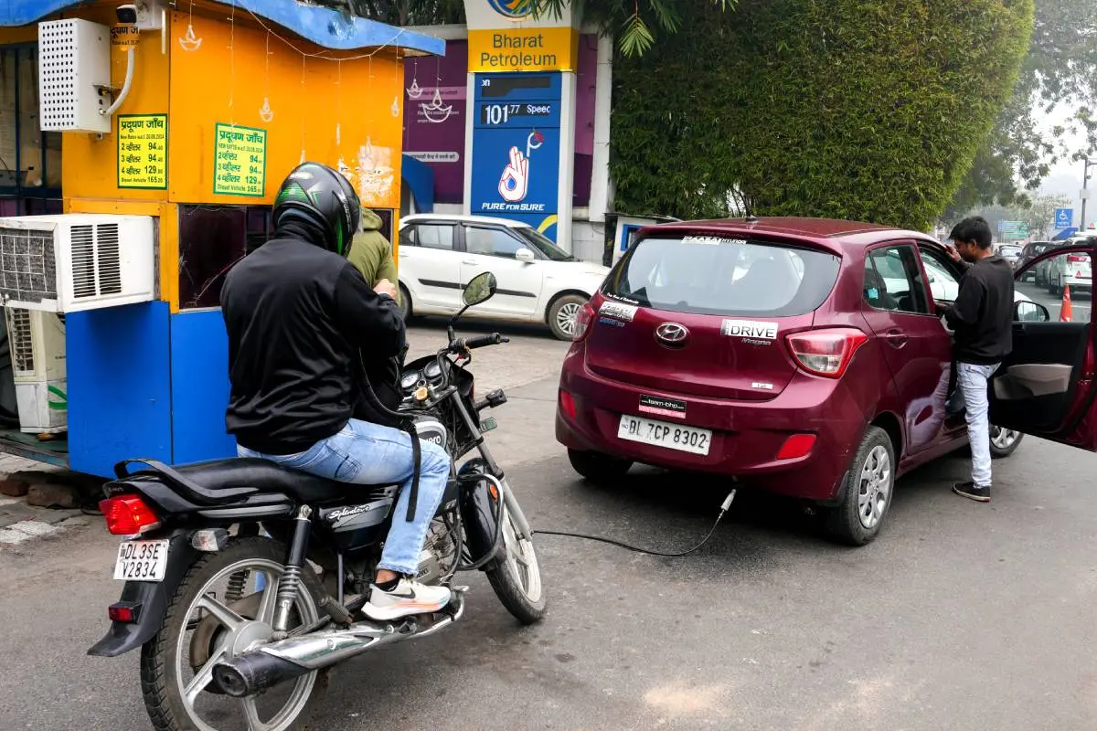 പുക പരിശോധന സര്ട്ടിഫിക്കറ്റ് ലഭിക്കുന്നതിനായി പരിശോധന നടത്തുന്ന വാഹനങ്ങള് | Photo: PTI