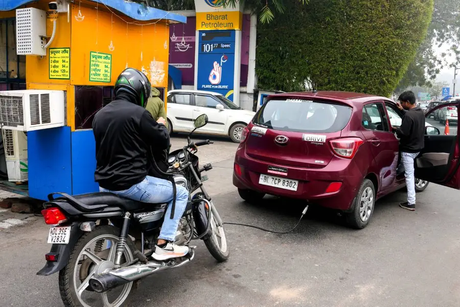 പുക സർട്ടിഫിക്കറ്റില്ലെങ്കിൽ പെട്രോളില്ല; PUC എടുക്കാൻ ഡൽഹിയിലെ പമ്പുകളിൽ വൻതിരക്ക്