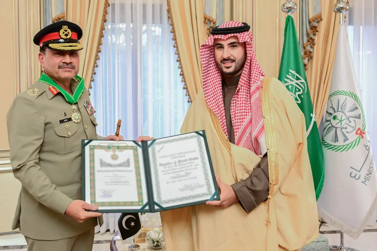 Pakistan's Chief of Army Staff, Field Marshal Asim Munir receiving the award | Photo: @kbsalsaud on X
