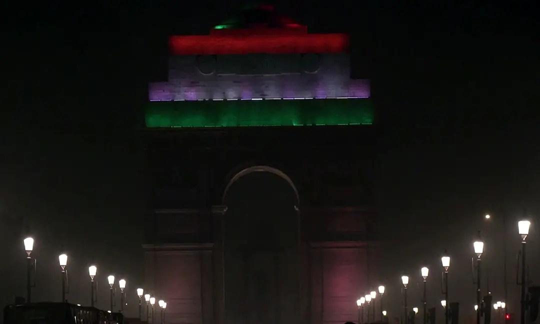 A thick layer of toxic smog covers the India Gate | Photo: ANI