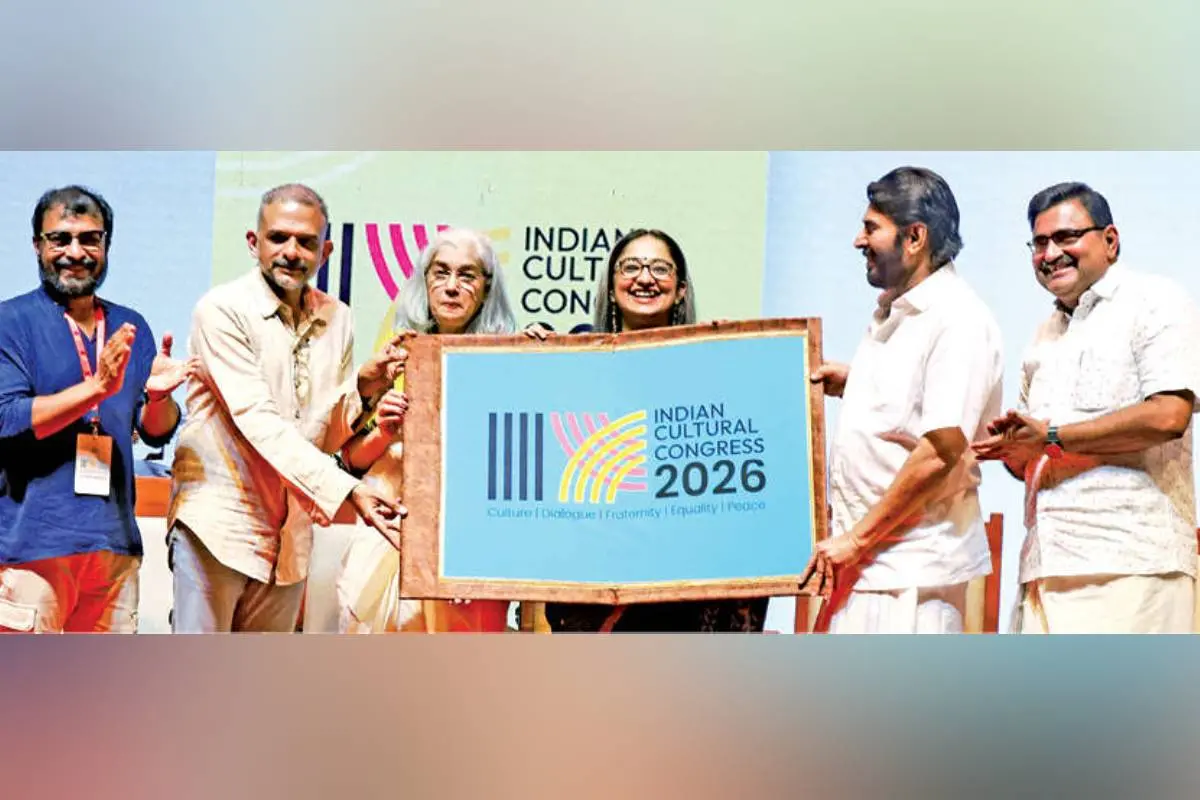 ഇന്ത്യൻ കൾച്ചറൽ കോൺഗ്രസ് സമാപന സമ്മേളനത്തിൽ അടുത്തവർഷത്തെ ബ്രോഷർ മമ്മൂട്ടി പ്രകാശനം ചെയ്യുന്നു. പ്രമോദ് പയ്യന്നൂർ, ടി.എം. കൃഷ്ണ, രത്ന പഥക്‌ ഷാ, ദിവ്യ എസ്. അയ്യർ, മുൻ മേയർ എം. അനിൽകുമാർ എന്നിവർ സമീപം