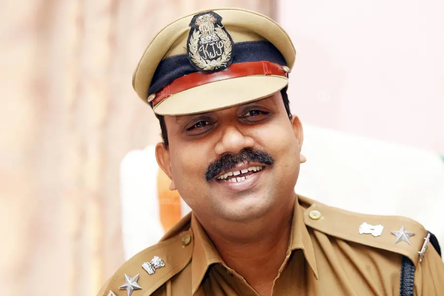 കൈക്കൂലി വാങ്ങി തടവുകാർക്ക് വഴിവിട്ട സഹായം; ജയിൽ ഡിഐജി എം.കെ. വിനോദ് കുമാറിന് സസ്പെൻഷൻ