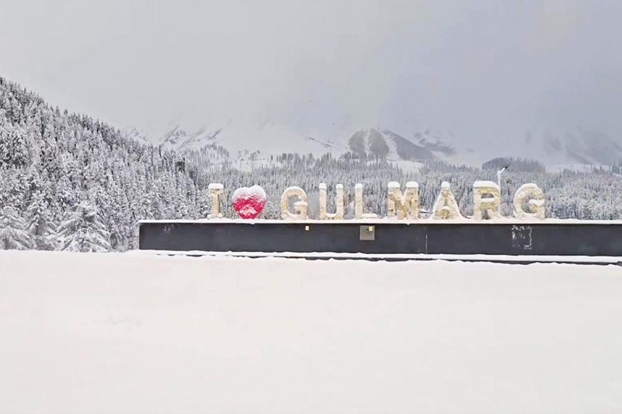 First snowfall in Gulmarg, Sonmarg: WATCH breathtaking video from Kashmir