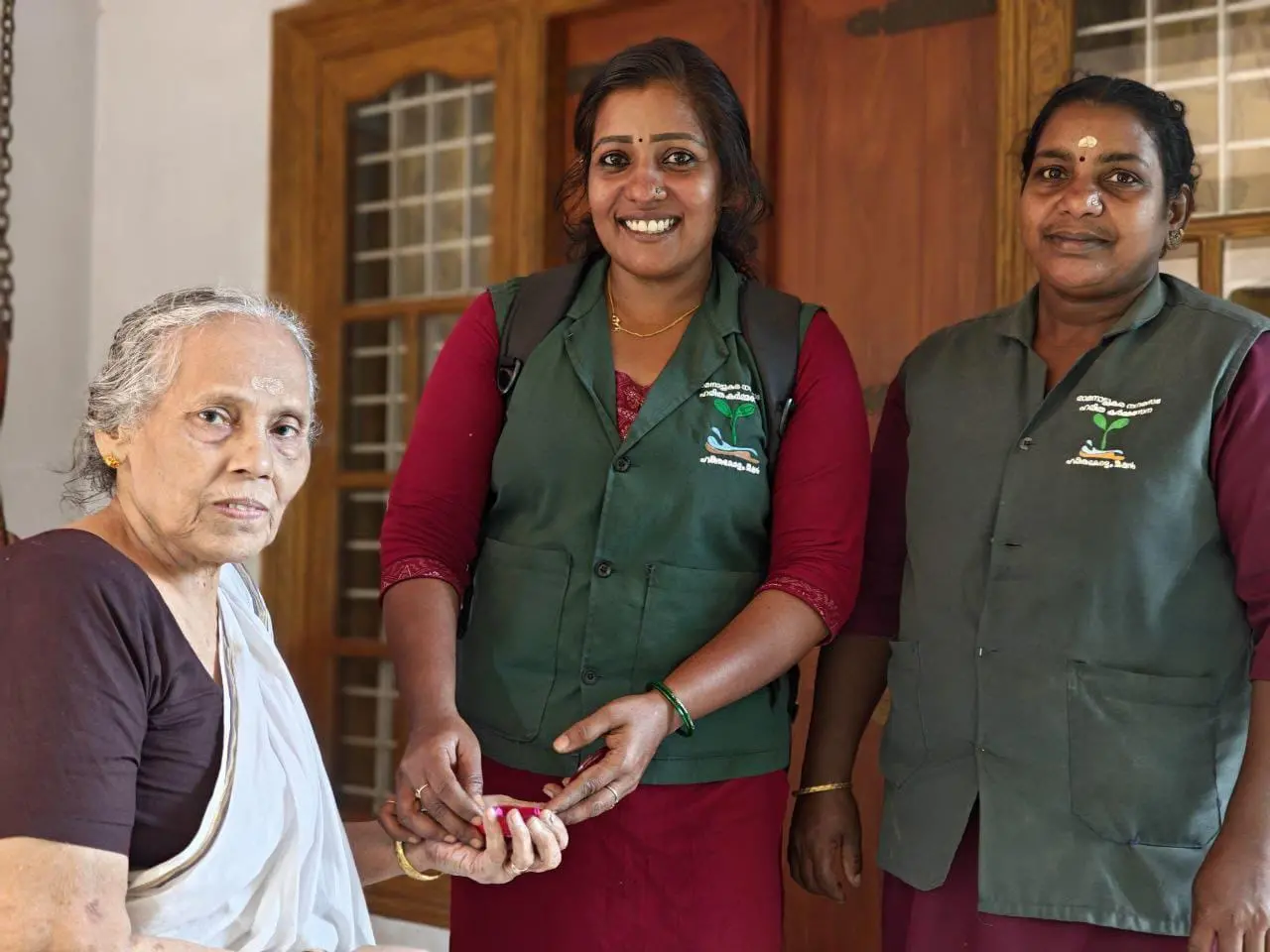 മാലിന്യത്തിൽനിന്ന് കിട്ടിയ സ്വർണം ഉടമയ്ക്ക് തിരിച്ചേൽപ്പിക്കുന്ന ഹരിതകർമ സേനാംഗങ്ങൾ