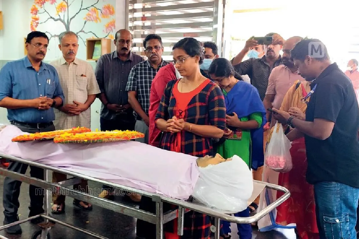 ഷിബുവിന്റെ മൃതദേഹത്തിൽ അന്ത്യാഞ്ജലി അർപ്പിക്കുന്ന സഹോദരി ഷിജി. ഡിഎംഇ ഡോ. കെ.വി. വിശ്വനാഥൻ, മെഡിക്കൽ കോളേജ് ആശുപത്രി സൂപ്രണ്ട് ഡോ. സി.ജി. ജയചന്ദ്രൻ, കെ-സോട്ടോ എക്സിക്യുട്ടീവ് ഡയറക്ടർ ഡോ. എസ്.എസ്. നോബിൾ ഗ്രേഷ്യസ് എന്നിവർ സമീപം.|Photo: Mathrubumi