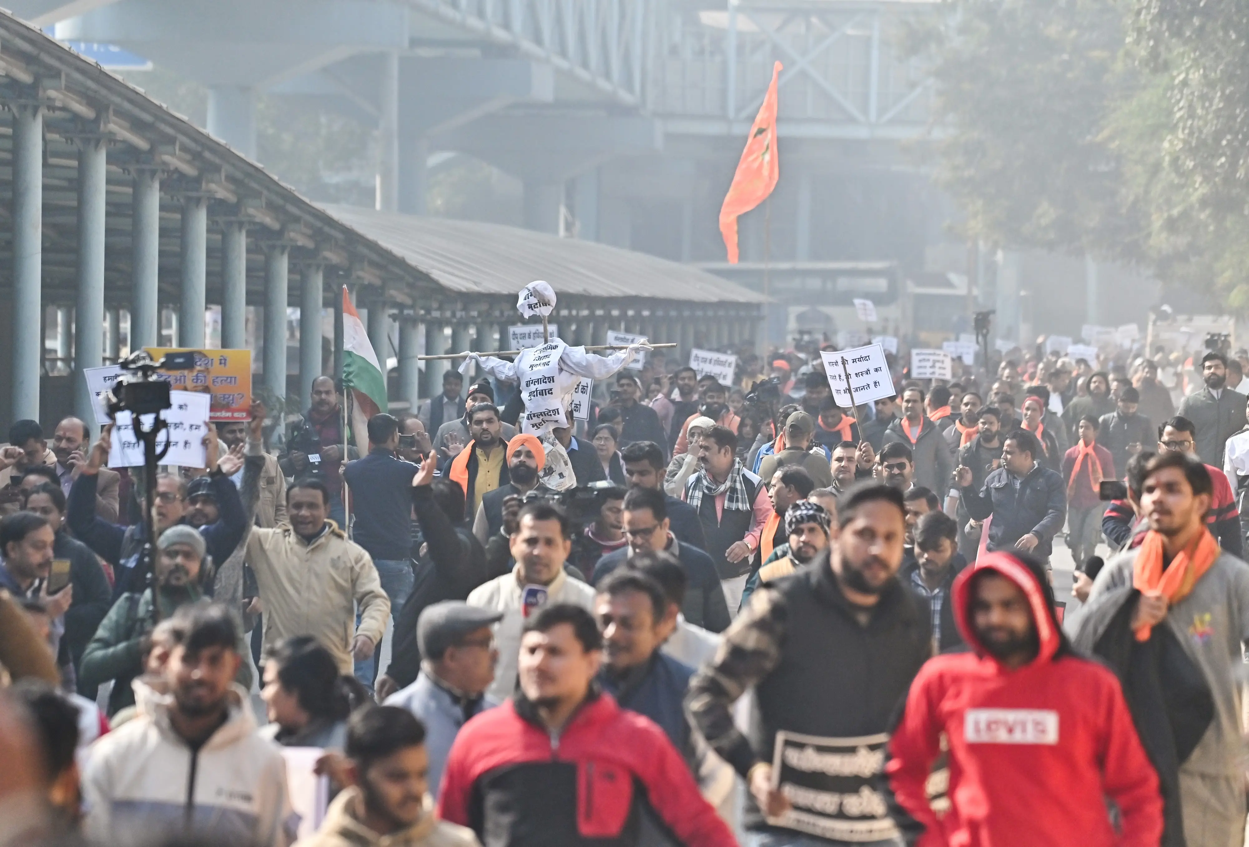 Members of Vishva Hindu Parishad and Bajrang Dal hold a protest over the atrocities against Hindus and the mob lynching of Dipu Chandra Das in Bangladesh, near the Bangladesh High Commission, in New Delhi | Photo: ANI