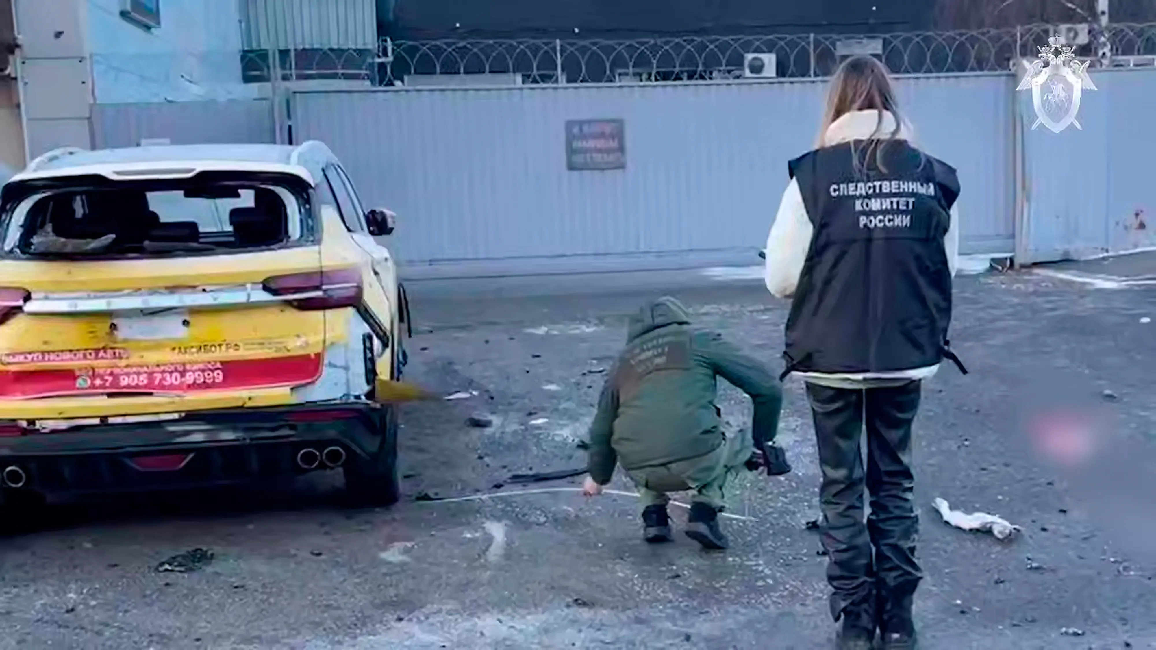 This image taken from video provided by Investigative Committee of Moscow, shows investigators working near the scene of a deadly explosion in Moscow, Wednesday, Dec. 24, 2025. | Photo: AP