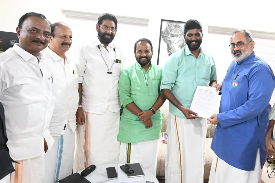 തിരുവനന്തപുരം കോർപ്പറേഷൻ: മുന്നണികൾക്ക് വികസനപത്രിക സമർപ്പിച്ച് സ്വതന്ത്രൻ പാറ്റൂർ രാധാകൃഷ്ണൻ