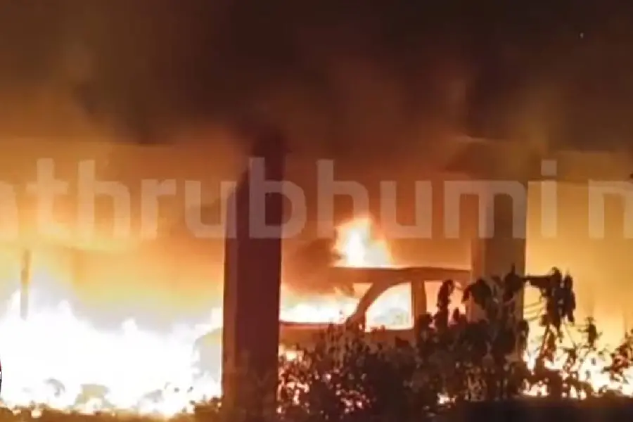 മരടിൽ കാറുകൾക്ക് തീപിടിച്ചു; വലിയ ശബ്ദത്തിൽ പൊട്ടിത്തെറി, ആളപായമില്ല