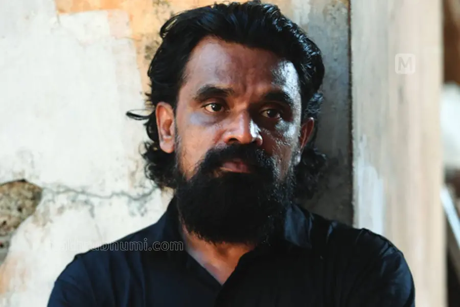 'ഇങ്ങളിവിടെ ആണുങ്ങളില്ലാത്ത പൊരേല് മറ്റേ പണിക്ക് വന്നതാണോ? അയാൾ ആക്രോശിച്ചു