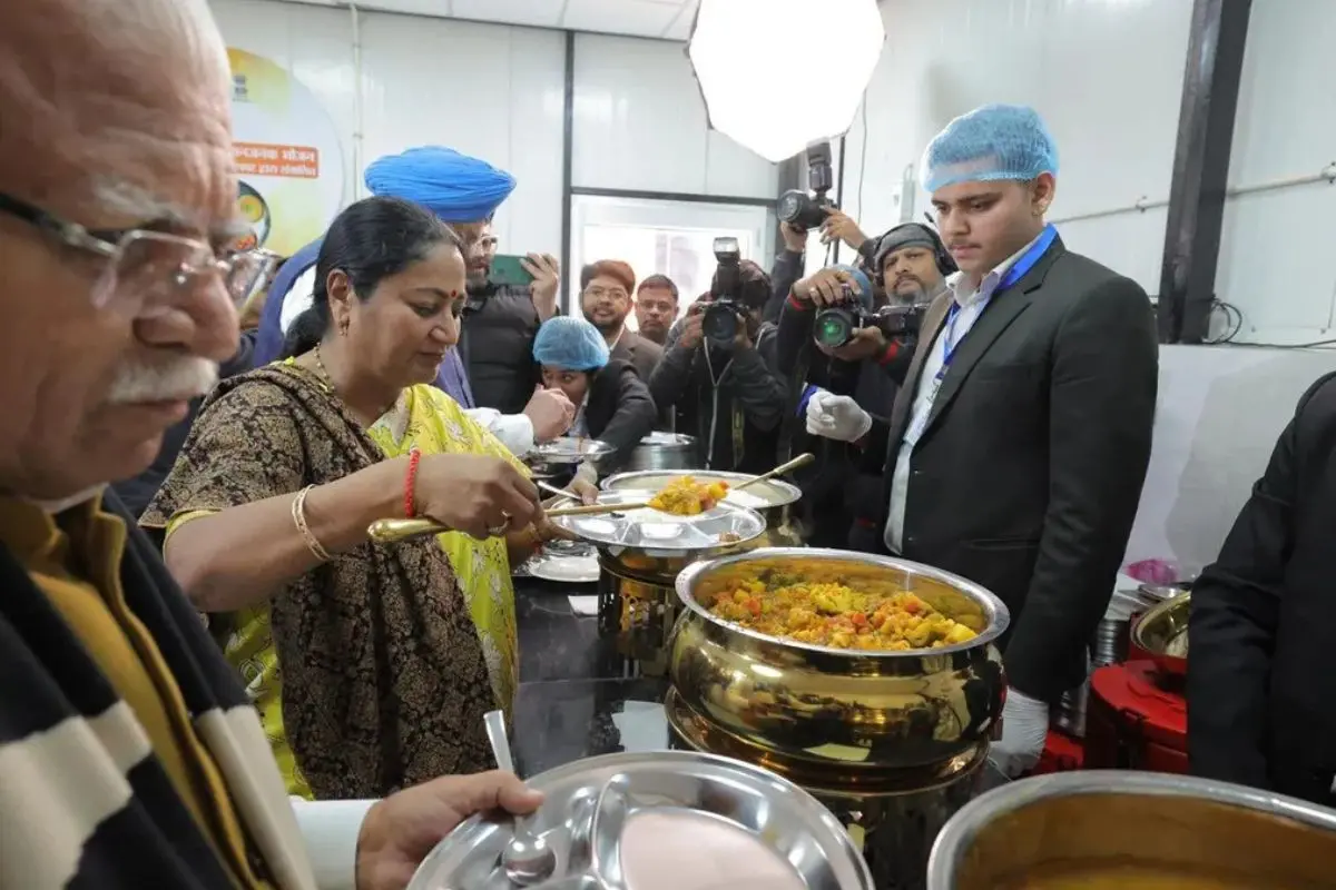 Delhi Chief Minister Rekha Gupta inaugurates an Atal Canteen during the launch of the ₹5 meal scheme, aimed at providing affordable and nutritious food to labourers and low-income families across the capital. Photo: X