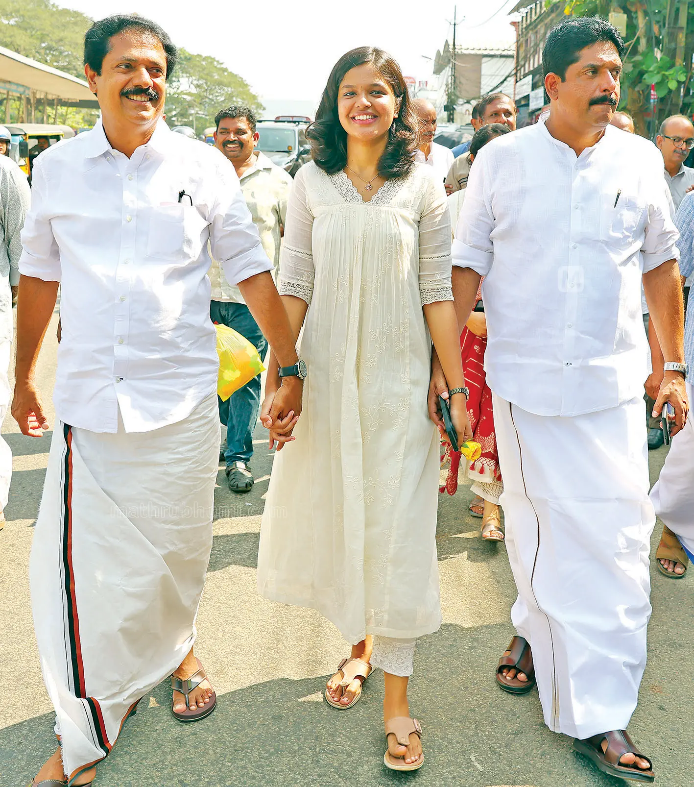 പാലാ നഗരസഭയില് വിജയിച്ച സ്വതന്ത്രസ്ഥാനാര്ഥികളായ ബിനു പുളിക്കക്കണ്ടം, മകൾ ദിയ ബിനു, സഹോദരൻ ബിജു പുളിക്കക്കണ്ടം എന്നിവര് ആഹ്ലാദപ്രകടനത്തില് | ഫോട്ടോ: ജി. ശിവപ്രസാദ്.(ഫയൽചിത്രം)