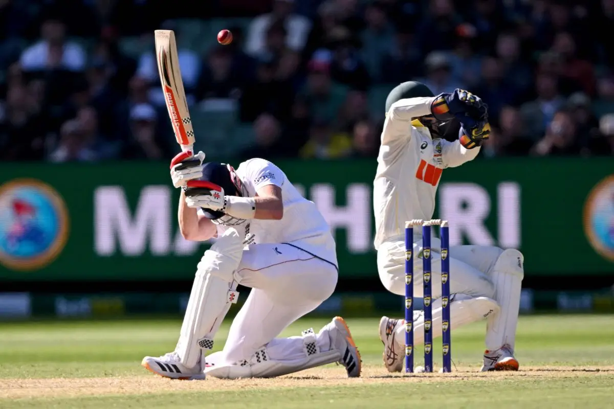 England batsman Gus Atkinson (L) attempts a ramp shot as Australia's Alex Carey (R) looks on on the first day of the fourth Ashes cricket Test match between Australia and England. (Photo by William WEST / AFP)
