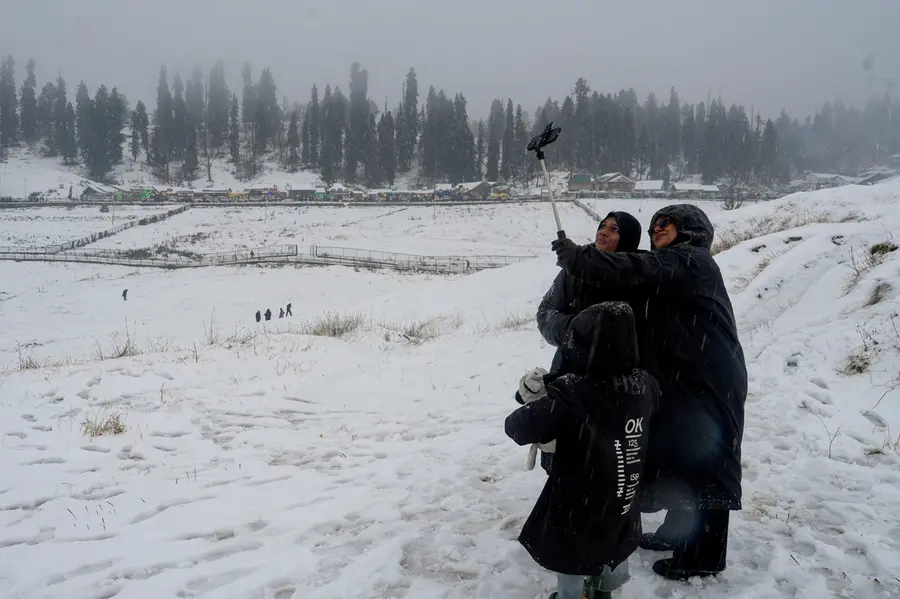 Minimum temperatures improve in Kashmir; light snowfall, rain likely next week