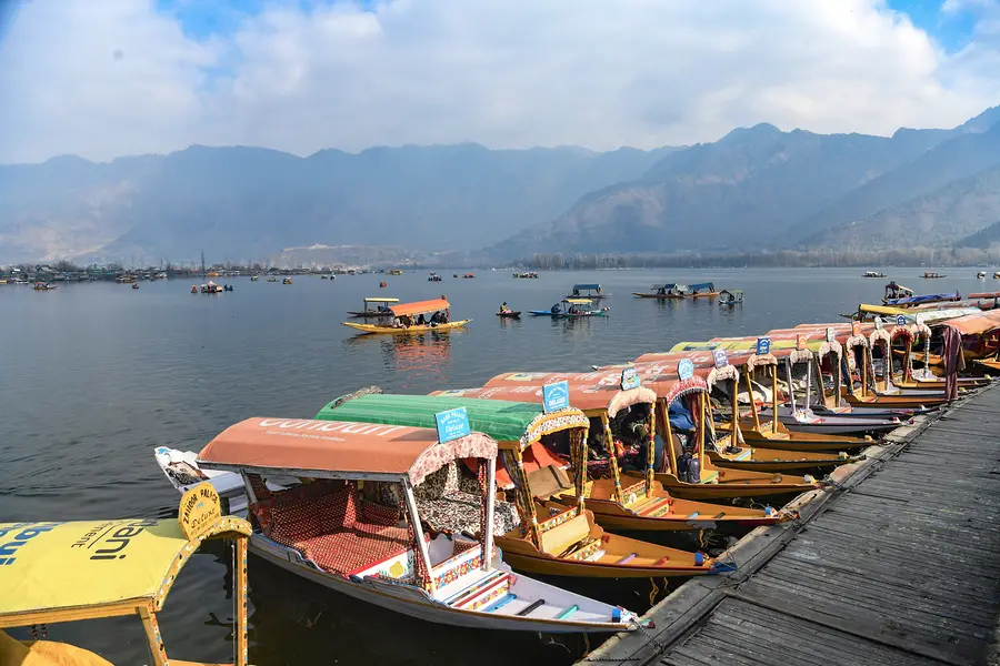 Intense cold returns to Srinagar as white Christmas hopes fade