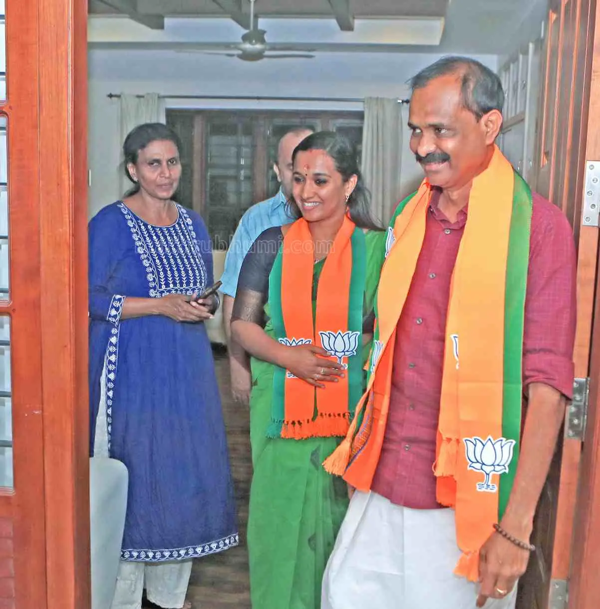 സത്യപ്രതിജ്ഞയ്ക്കു ശേഷം തിരുവനന്തപുരം മേയർ വി.വി.രാജേഷും ഡെപ്യൂട്ടി മേയർ ആശാനാഥും തിരുവനന്തപുരം വഴുതക്കാട്ടെ വസതിയിൽ ആർ.ശ്രീലേഖയെ സന്ദർശിച്ച ശേഷം പുറത്തേക്കിറങ്ങുന്നു