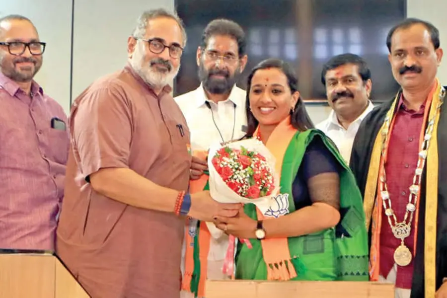 വി.വി. രാജേഷിന്റെ ആദ്യയാത്ര മാരാർജി ഭവനിലേക്ക്, വാഹനത്തിന് കർപ്പൂരാരതിയുഴിഞ്ഞ് പ്രവർത്തകർ