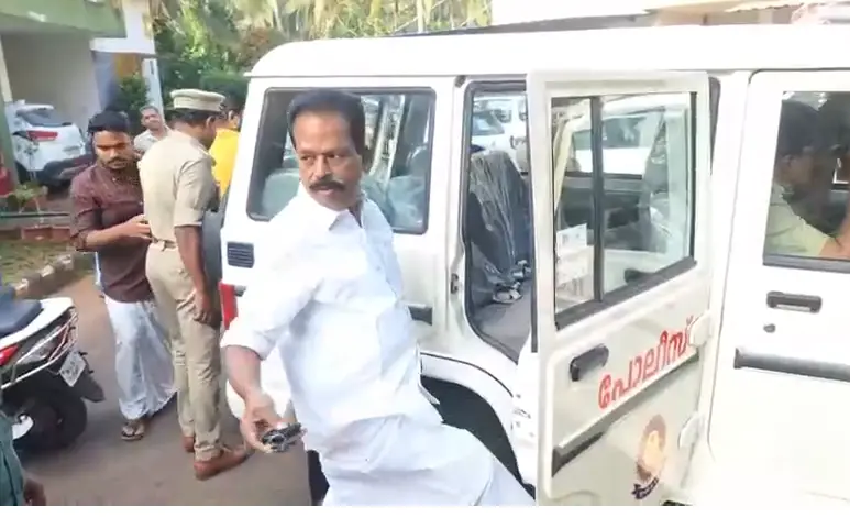 എന്‍.സുബ്രഹ്‌മണ്യന്‍ പോലീസ് വാഹനത്തില്‍ കയറുന്നു