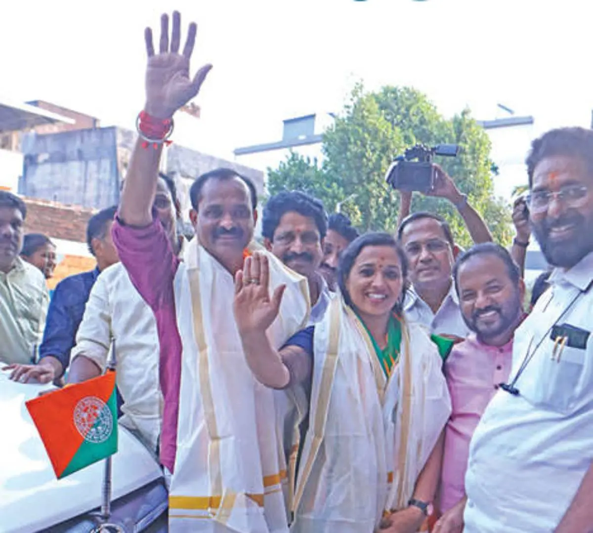 സത്യപ്രതിജ്ഞചെയ്തശേഷം കെ.ജി. മാരാര്ഭവനില് എത്തിയ വി.വി. രാജേഷും ഡെപ്യൂട്ടി മേയര് ആശാനാഥും പ്രവര്ത്തകരെ അഭിവാദ്യം ചെയ്യുന്നു