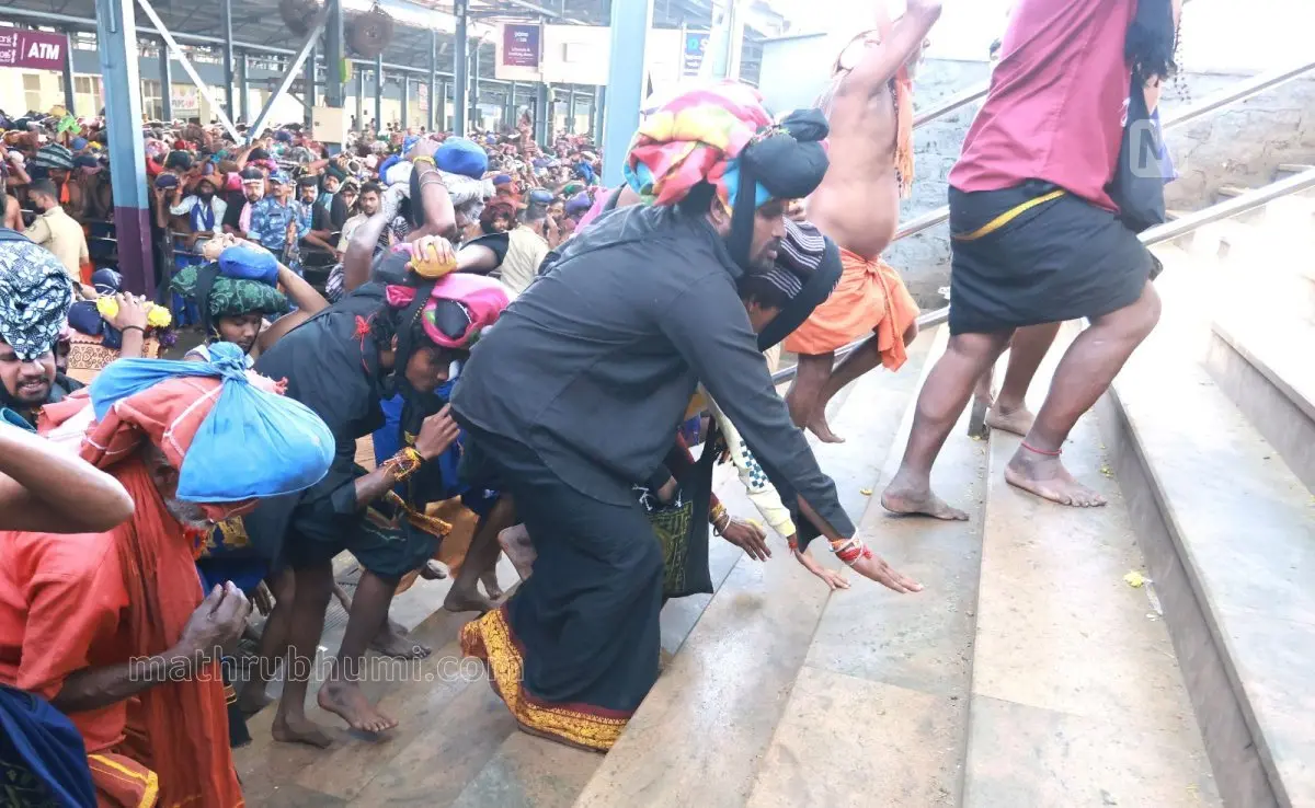ശബരിമലയിൽ നിന്നുള്ള ദൃശ്യം | ഫോട്ടോ: എസ്. ശ്രീകേഷ് / മാതൃഭൂമി