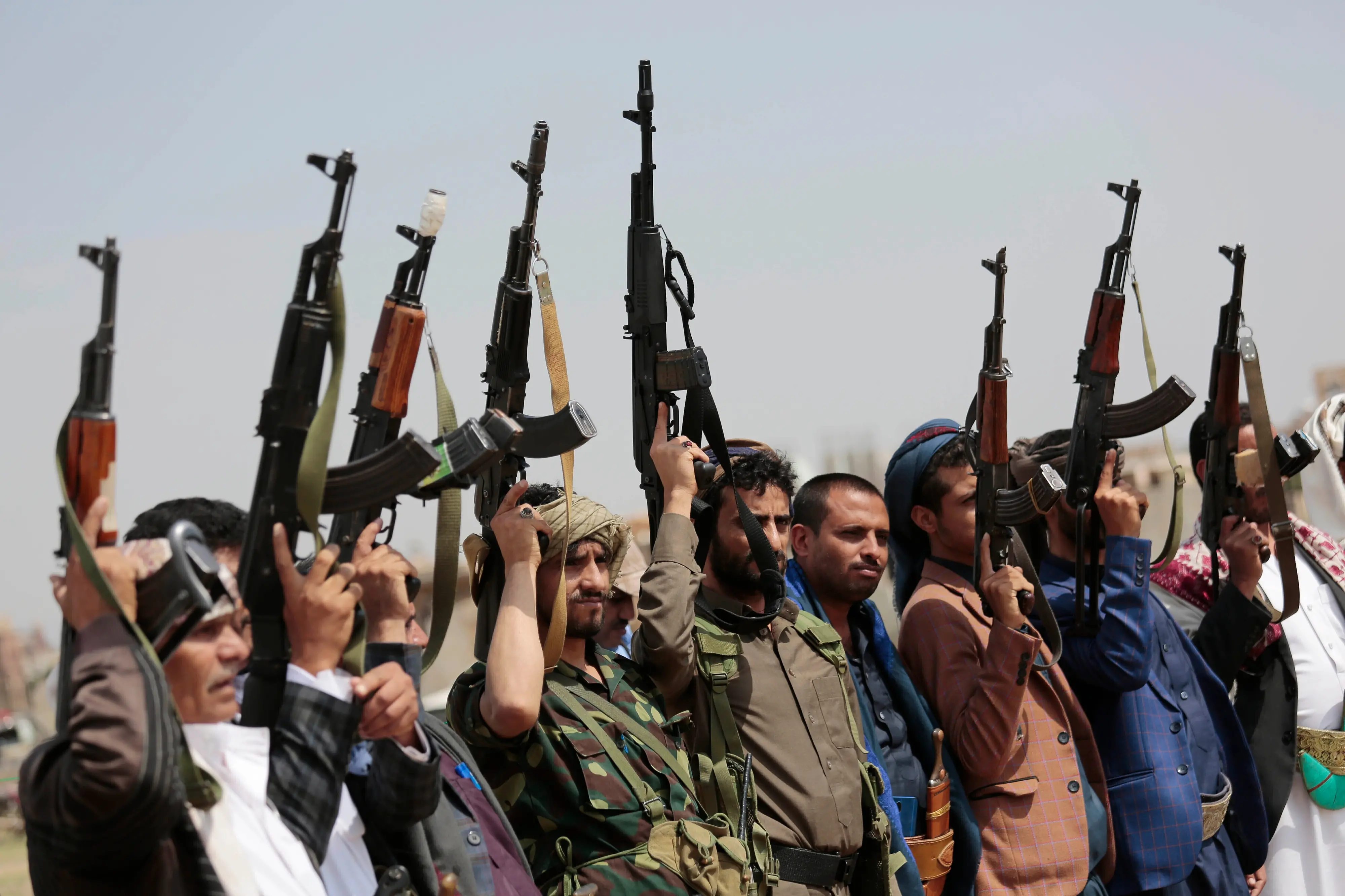 Tribesmen loyal to Houthi rebels raise their weapons during a protest against the agreement to establish diplomatic relations between Israel and the United Arab Emirates, in Sanaa, Yemen.| Photo: AFP