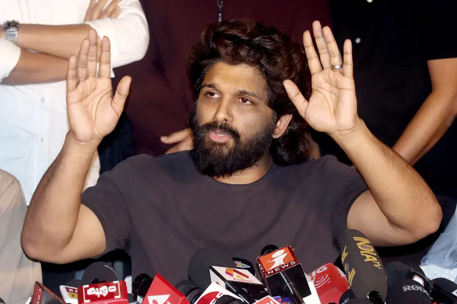 പുഷ്പ-2 പ്രദർശനത്തിനിടെ നടന്ന അപകടം; അല്ലു അർജുൻ ഉൾപ്പെടെ 23 പേർക്കെതിരെ കുറ്റപത്രം സമർപ്പിച്ചു