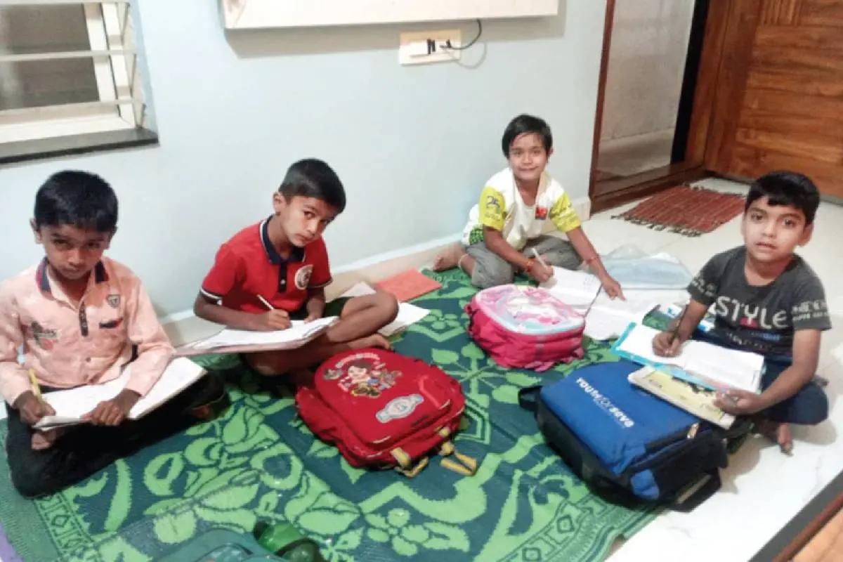 ബെളഗാവിയിലെ ഹലഗാ ഗ്രാമത്തിലെ വീടുകളിൽ പഠനത്തിലേർപ്പെട്ട കുട്ടികൾ