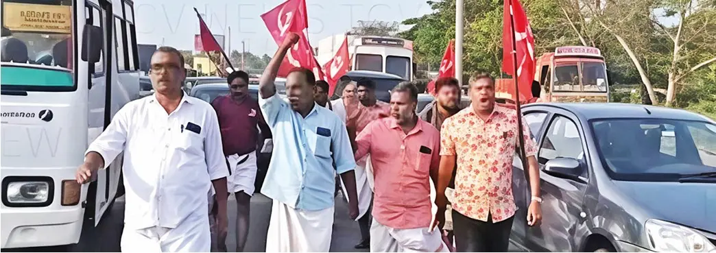 പാലിയേക്കര ടോള്പ്ലാസയിലെ ഗതാഗതക്കുരുക്ക് പരിഹരിക്കാത്തതില് പ്രതിഷേധിച്ച് എല്ഡിഎഫ് നെന്മണിക്കര പഞ്ചായത്ത് കമ്മിറ്റി നടത്തിയ പ്രകടനം