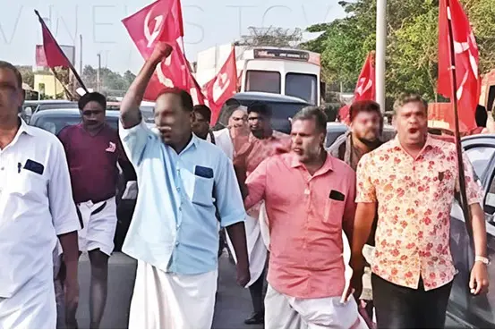 പാലിയേക്കര ടോൾപ്ലാസയിൽ ഗതാഗതക്കുരുക്ക്; ടോൾ ബൂത്തുകൾ തുറന്നുവിട്ട് എൽഡിഎഫ് പ്രതിഷേധം