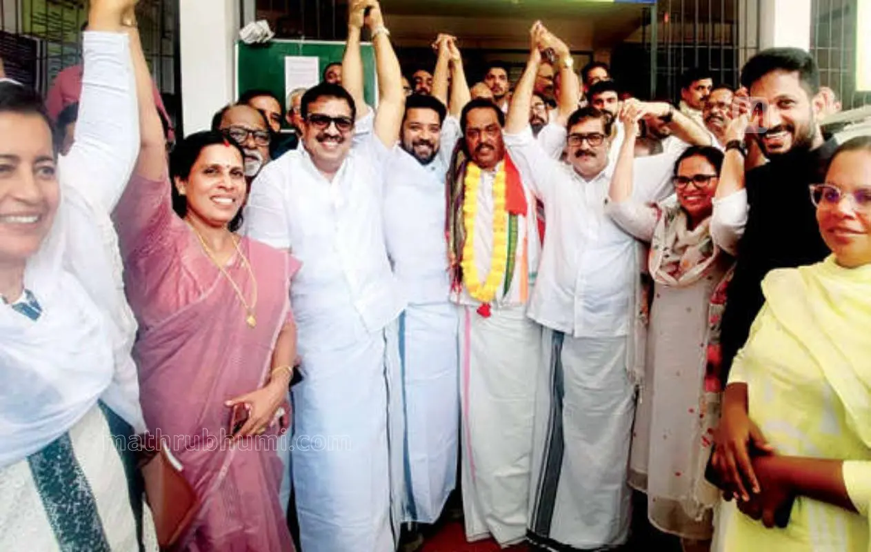 രാധാകൃഷ്ണനെ അഭിനന്ദിക്കാനായി ഷാഫി പറമ്പിൽ, കെ.കെ. രമ, പാറക്കൽ അബ്ദുള്ള, എൻ. വേണു തുടങ്ങിയവർ എത്തിയപ്പോൾ | Photo:mathrubhumi