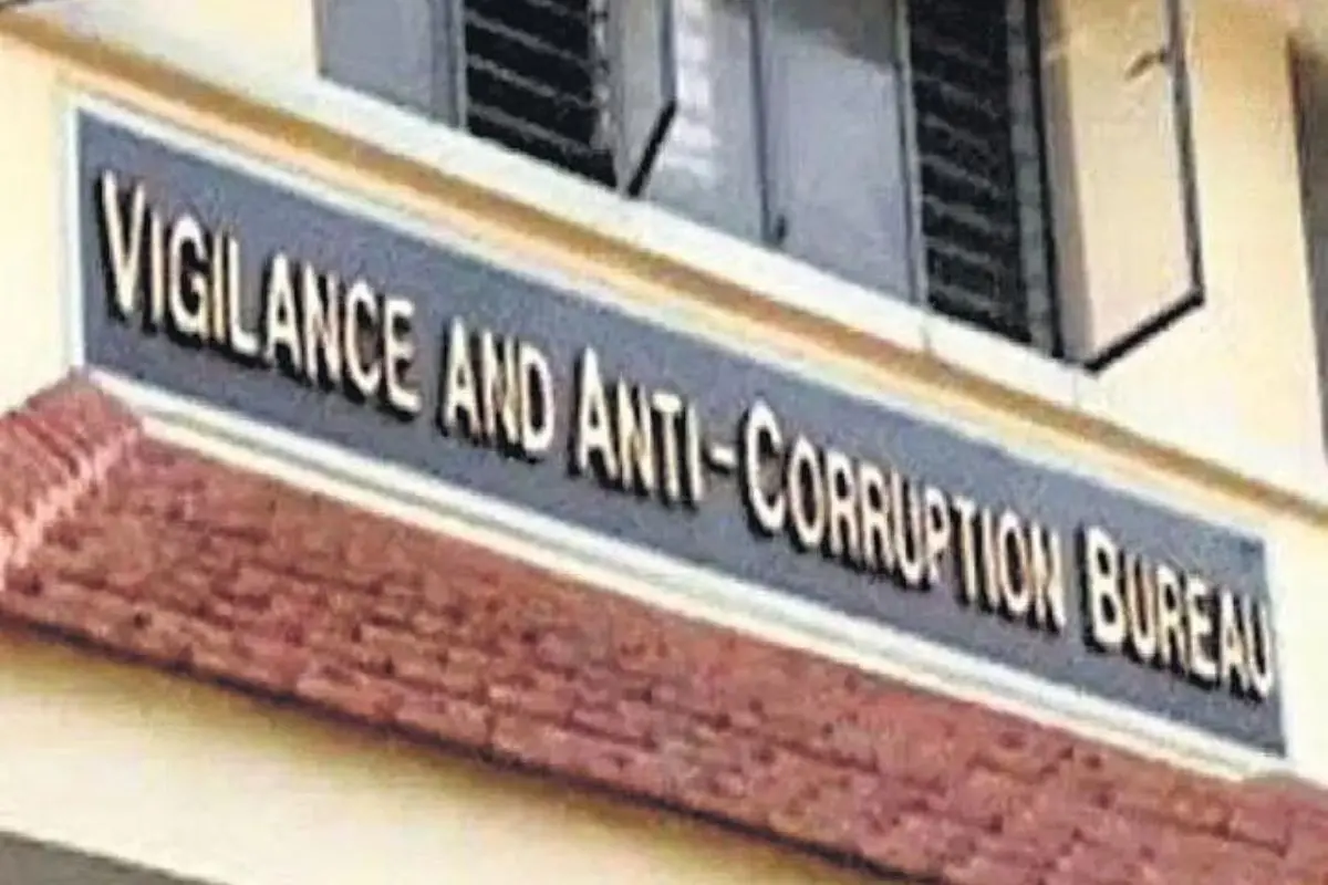 Vigilance and Anti-Corruption Bureau officials conduct a trap operation in Kasaragod, leading to the arrest of an agent caught red-handed while accepting a bribe.