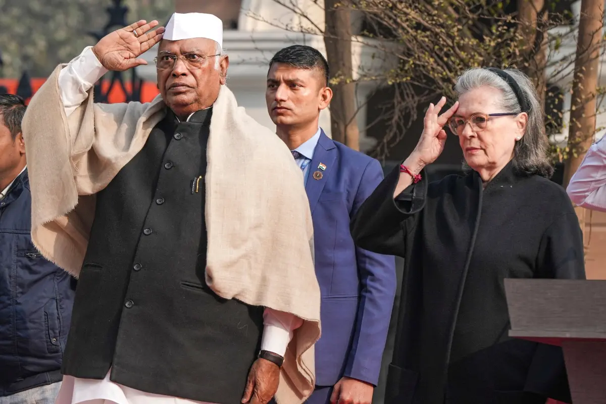 Congress President Mallikarjun Kharge, left, and party MP Sonia Gandhi during the flag-hoisting ceremony marking the 140th Foundation Day of the party, at Indira Bhawan | Photo: PTI