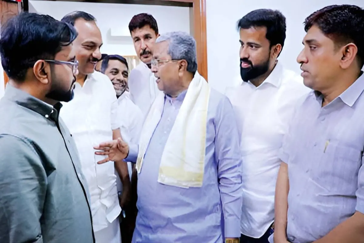 ബെംഗളൂരു യെലഹങ്കയിൽ വീടുകൾ തകർക്കപ്പെട്ട സംഭവത്തിലെ ഇരകൾക്ക് പുനരധിവാസം ആവശ്യപ്പെട്ട് മുസ്ലിം ലീഗ് ദേശീയ സെക്രട്ടറി സി.കെ. സുബൈർ, അസിസ്റ്റന്റ് സെക്രട്ടറി വി.കെ. ഫൈസൽ ബാബു, യൂത്ത് ലീഗ് ദേശീയ ഓർഗനൈസിങ് സെക്രട്ടറി ഷിബു മീരാൻ, ദേശീയ സെക്രട്ടറി സി.കെ. ഷാക്കിർ, സിദ്ദീഖ് തങ്ങൾ, പി. മുനീർ എന്നിവർ കർണാടക മുഖ്യമന്ത്രി സിദ്ധരാമയ്യയുമായി കൂടിക്കാഴ്ച നടത്തുന്നു