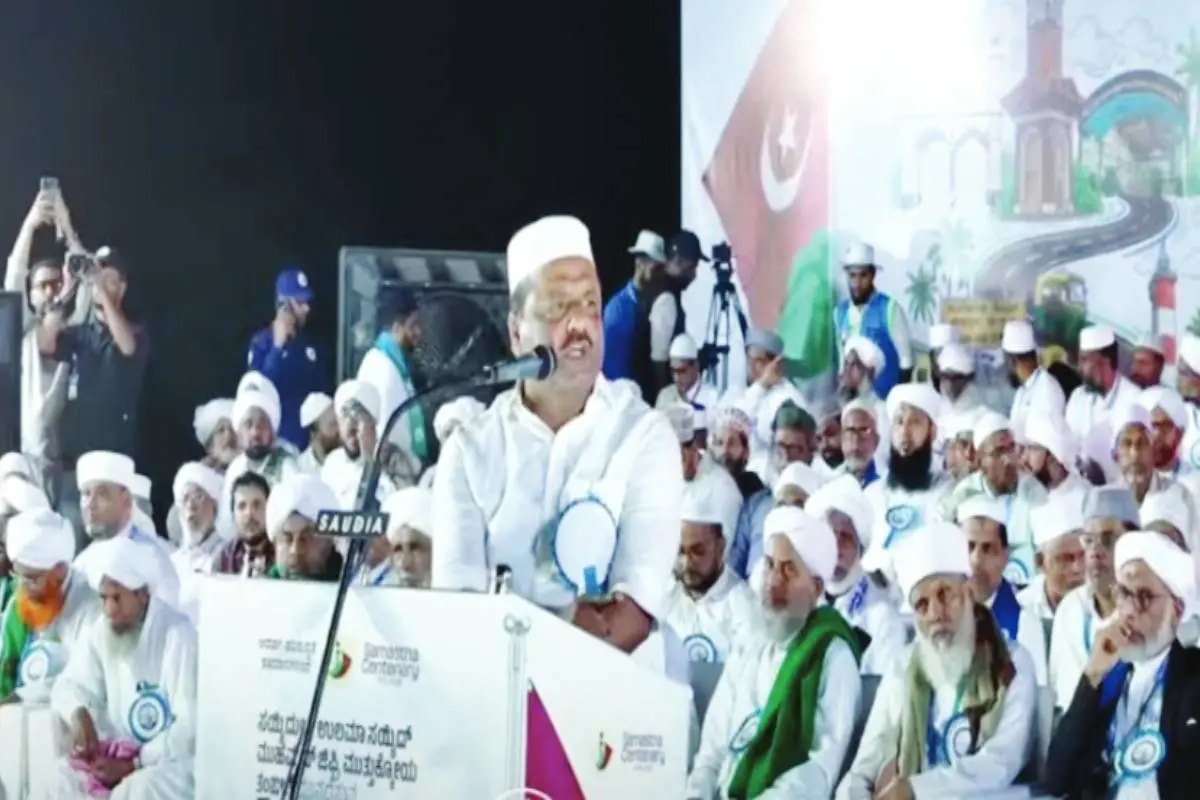 സമസ്ത കേരള ജംഇയ്യത്തുൽ ഉലമാ അധ്യക്ഷൻ മുഹമ്മദ് ജിഫ്രി മുത്തുക്കോയ തങ്ങൾ നയിച്ച സമസ്ത ശതാബ്ദി സന്ദേശയാത്രയുടെ സമാപനം കർണാടക സ്പീക്കർ യു.ടി. ഖാദർ ഉദ്ഘാടനം ചെയ്യുന്നു