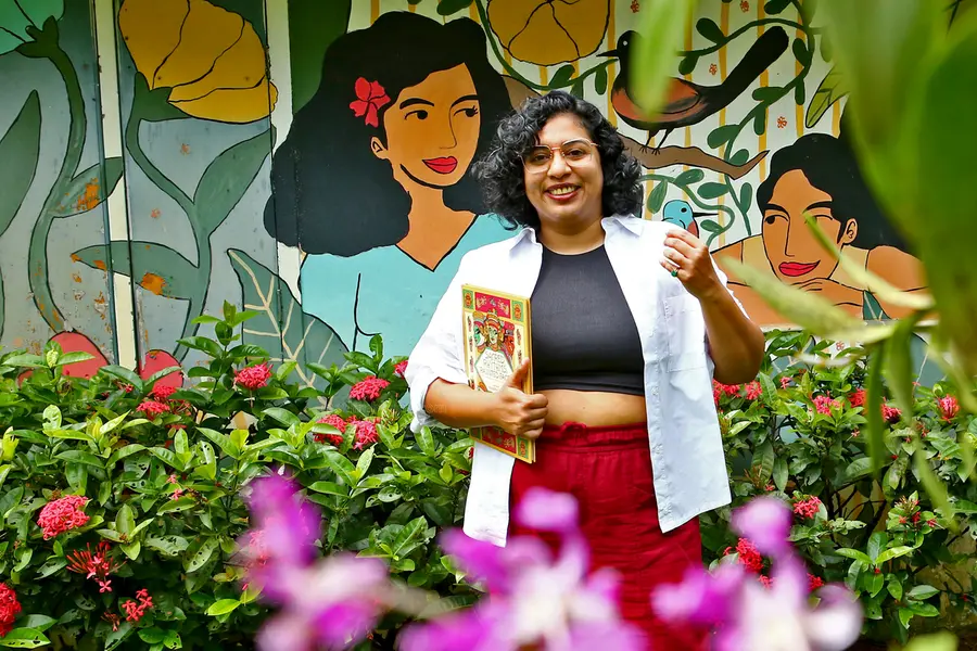 'അങ്ങകലെയിരിക്കുമ്പോൾ നമ്മുടെ നാടിന് സൗന്ദര്യംകൂടും'; യുഎസിൽ ഇരുന്ന് താരിക വരച്ചു, തെയ്യവും കഥകളിയും