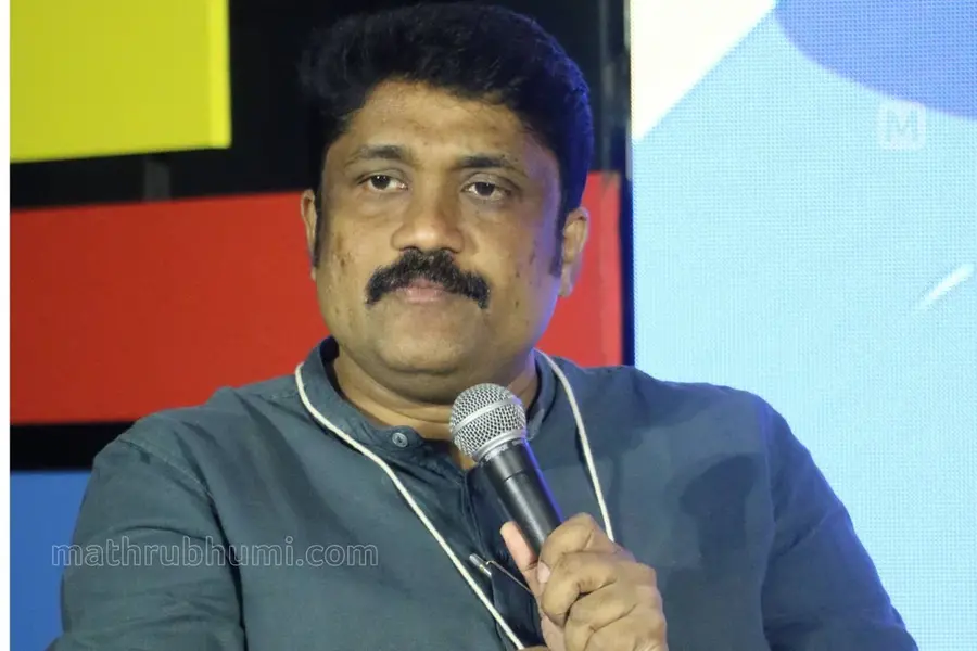 ‘എന്റെ ഇംഗ്ലീഷിലെ വ്യാകരണം തിരയുന്നവരോട് വെറുപ്പില്ല, മനുഷ്യരുടെ സങ്കടങ്ങൾക്ക് ഒരു ഭാഷയേ ഉള്ളൂ’