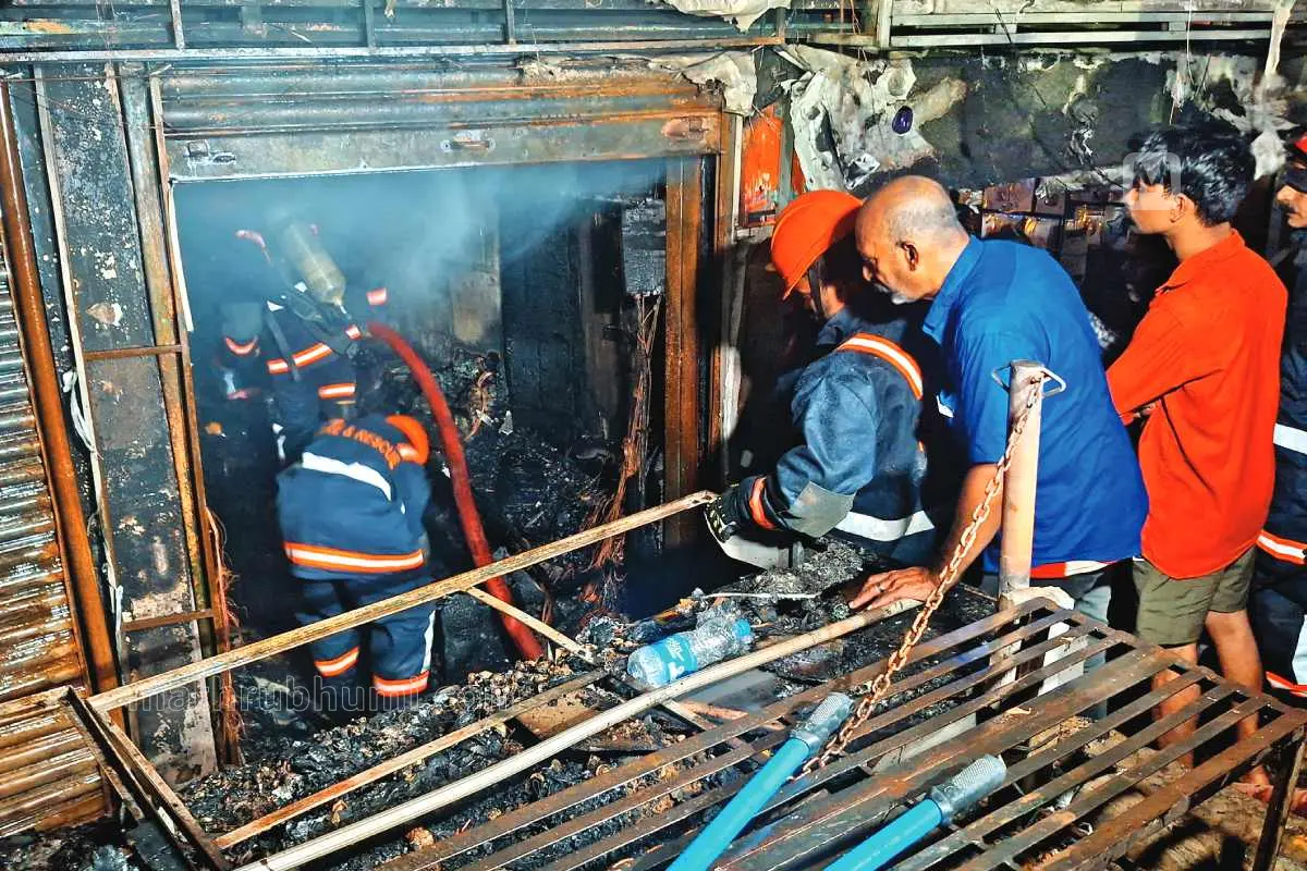 തീപ്പിടിത്തത്തില്‍ കത്തിനശിച്ച കട | ഫോട്ടോ: മാതൃഭൂമി
