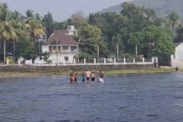 അതിരപ്പിള്ളിയിൽ പുഴയിൽ പെട്ടെന്ന് ജലനിരപ്പുയർന്നു; വിനോദസഞ്ചാരികൾ കുടുങ്ങി, രക്ഷിച്ചത് നാട്ടുകാർ